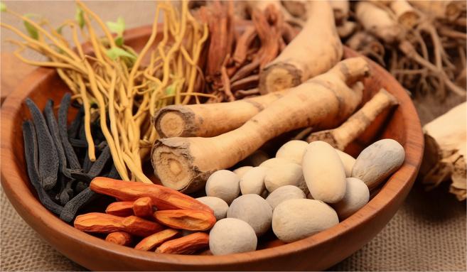摄图网_600383154_桌子上的中药材(企业商用).jpg